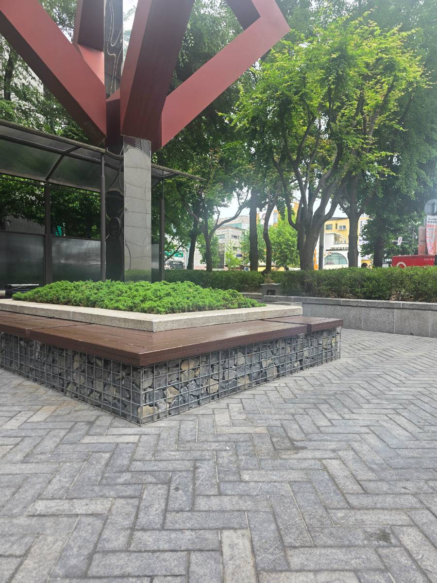 Smoking area outside Starbucks 현장 사진